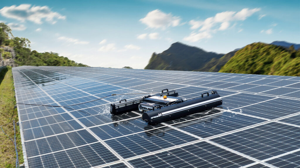 野立ての太陽光発電所で稼働する洗浄ロボット PV CLEANER SPIDER