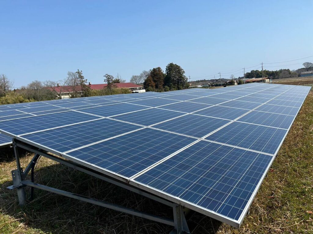 太陽光パネル洗浄後 汚れが落ちた野立て発電所のパネル