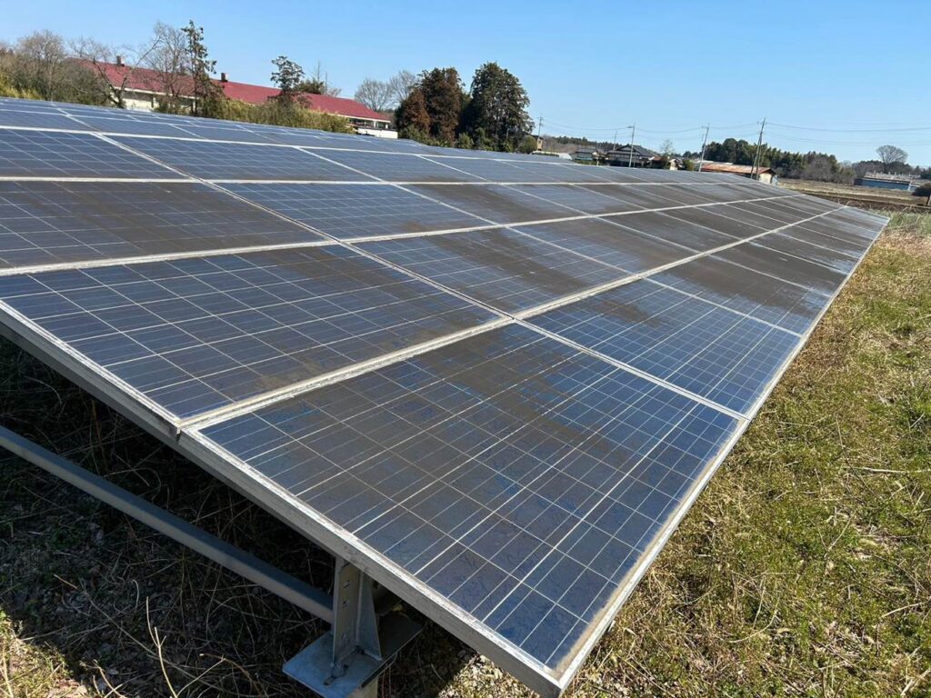 太陽光パネル洗浄前 汚れが付着した野立て発電所のパネル